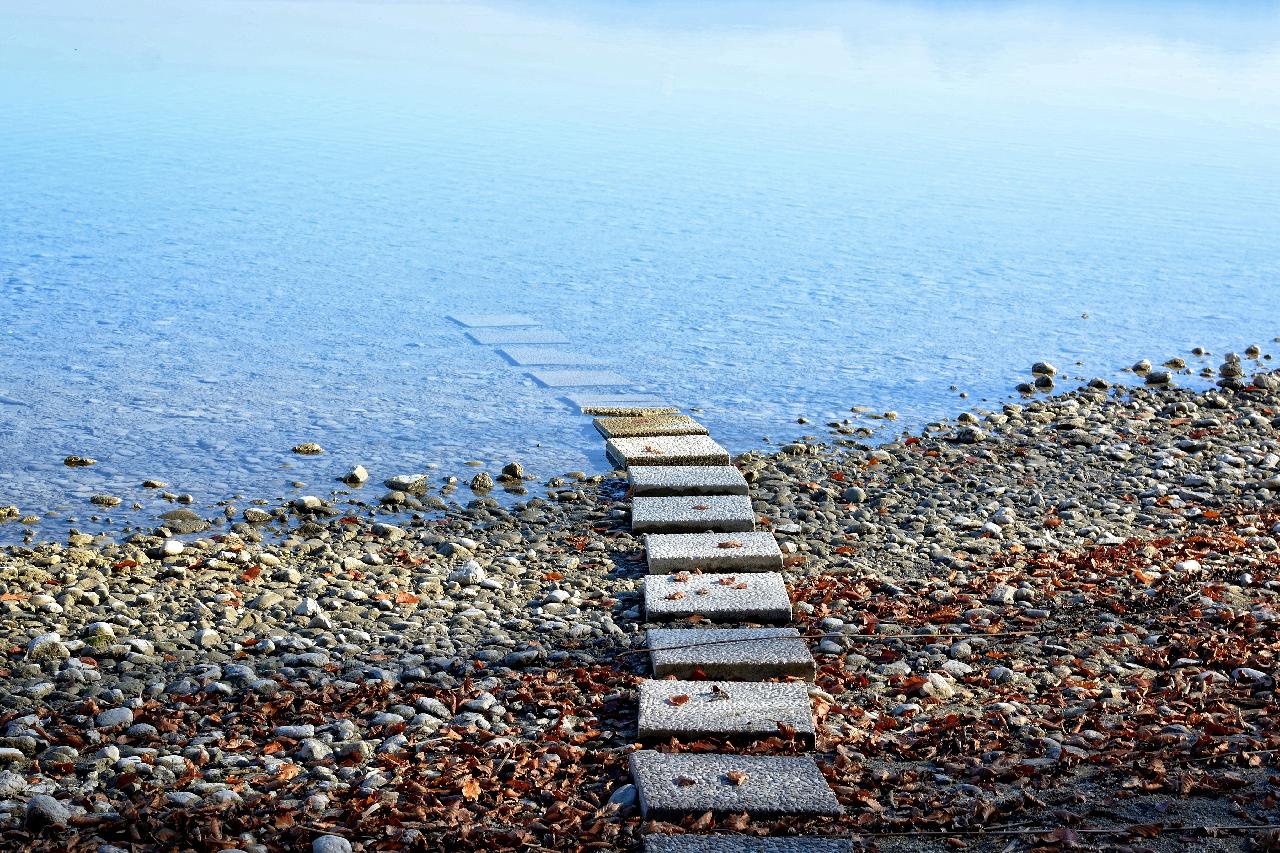 Step stones leading down into the water.