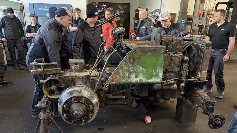 #SnippetNews: Lehrlinge restaurieren 73 Jahre alten Traktor