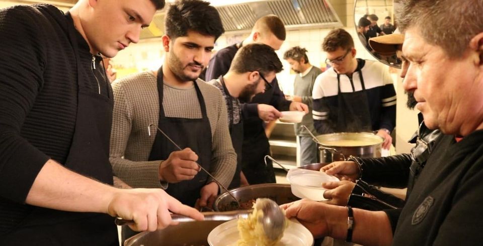 Soziales Engagement mit Obdach Wien: Elektro-Lehrlinge kochen für Wohnungs- und Obdachlose