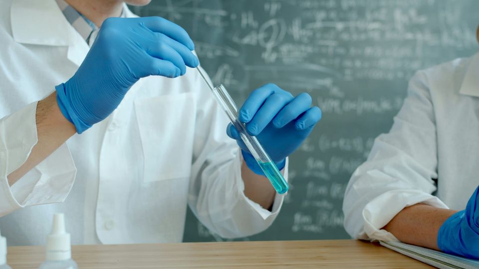 Methylene Blue Benefits, Dosage, and Risks: The Complete 2026 Guide