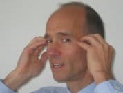 Al lado de los ojos