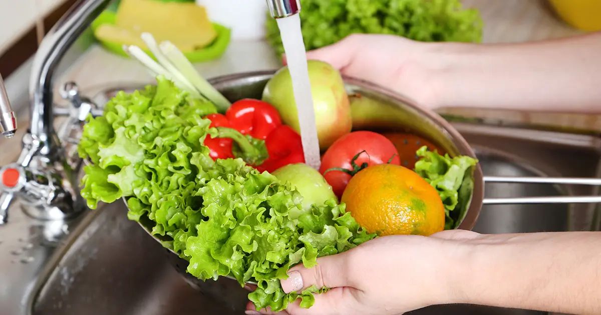 ¿Debe lavar las frutas y los vegetales?