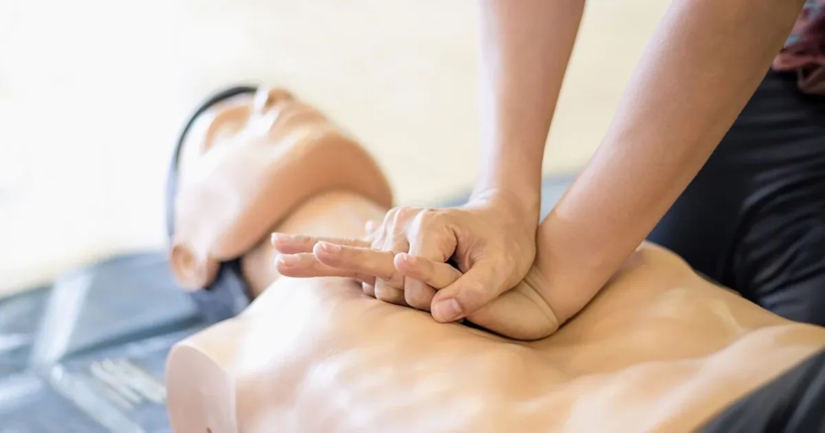 Sin un desfibrilador, la reanimación cardiopulmonar puede ser más perjudicial que beneficiosa