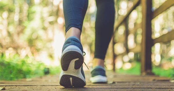 Caminar hacia atrás puede mejorar su memoria