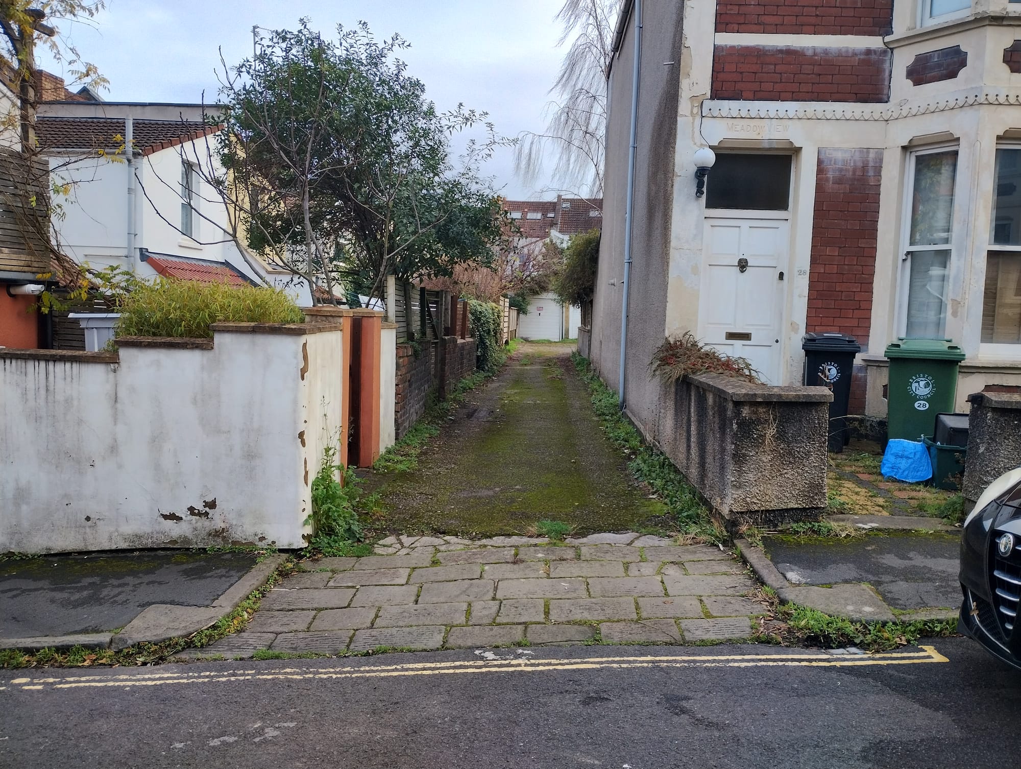 The narrow access lane on Ashgrove Avenue