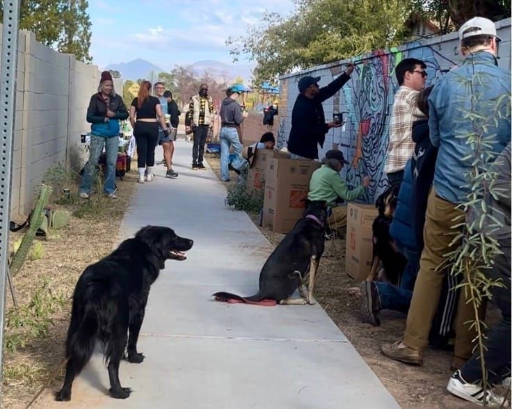El vecindario de Arroyo Chico transforma el camino con un vibrante mural comunitario