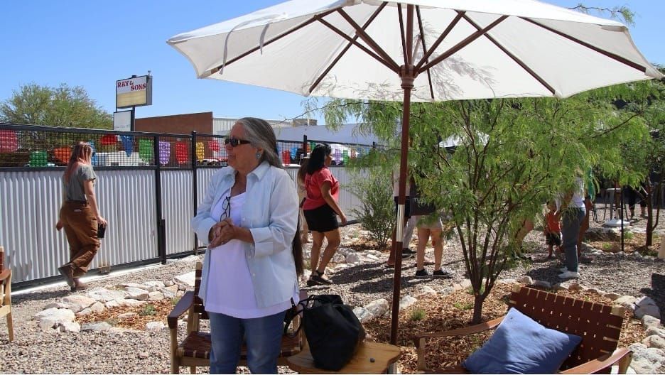 Florecen las alianzas con jardín hábitat en Sur Tucson