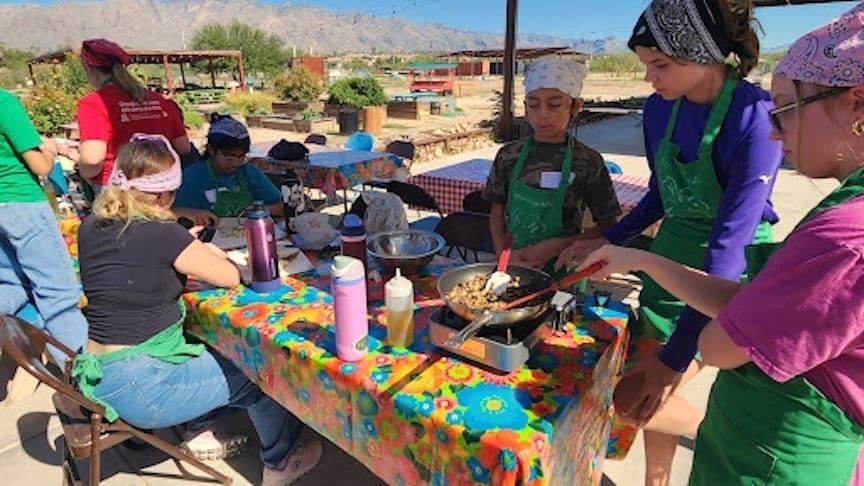 Jóvenes exploran soluciones al desperdicio en Tucson Village Farm