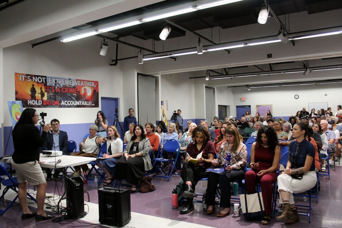 Tucson debate el calor mortal en reunión comunitaria