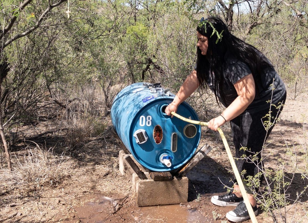 Voluntarios mantienen operativos puntos de agua en el desierto para migrantes