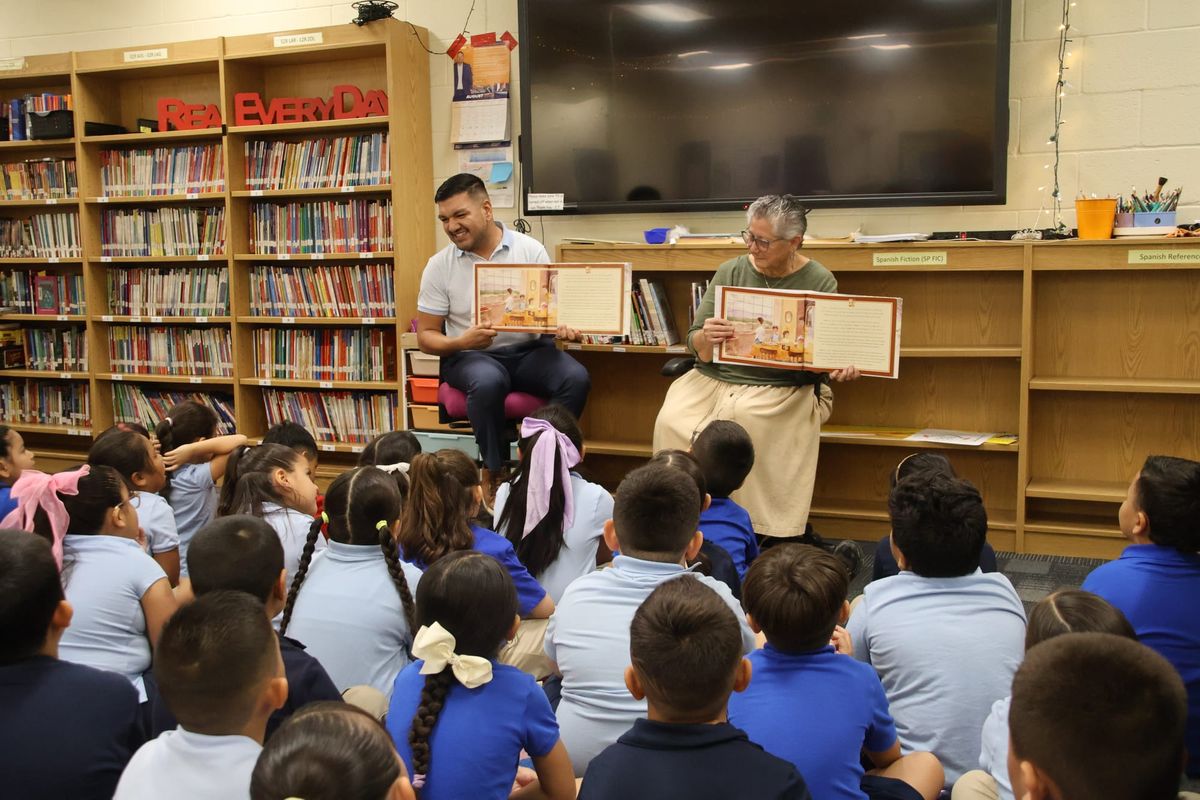 Tucson supervisor gives bilingual books to first graders