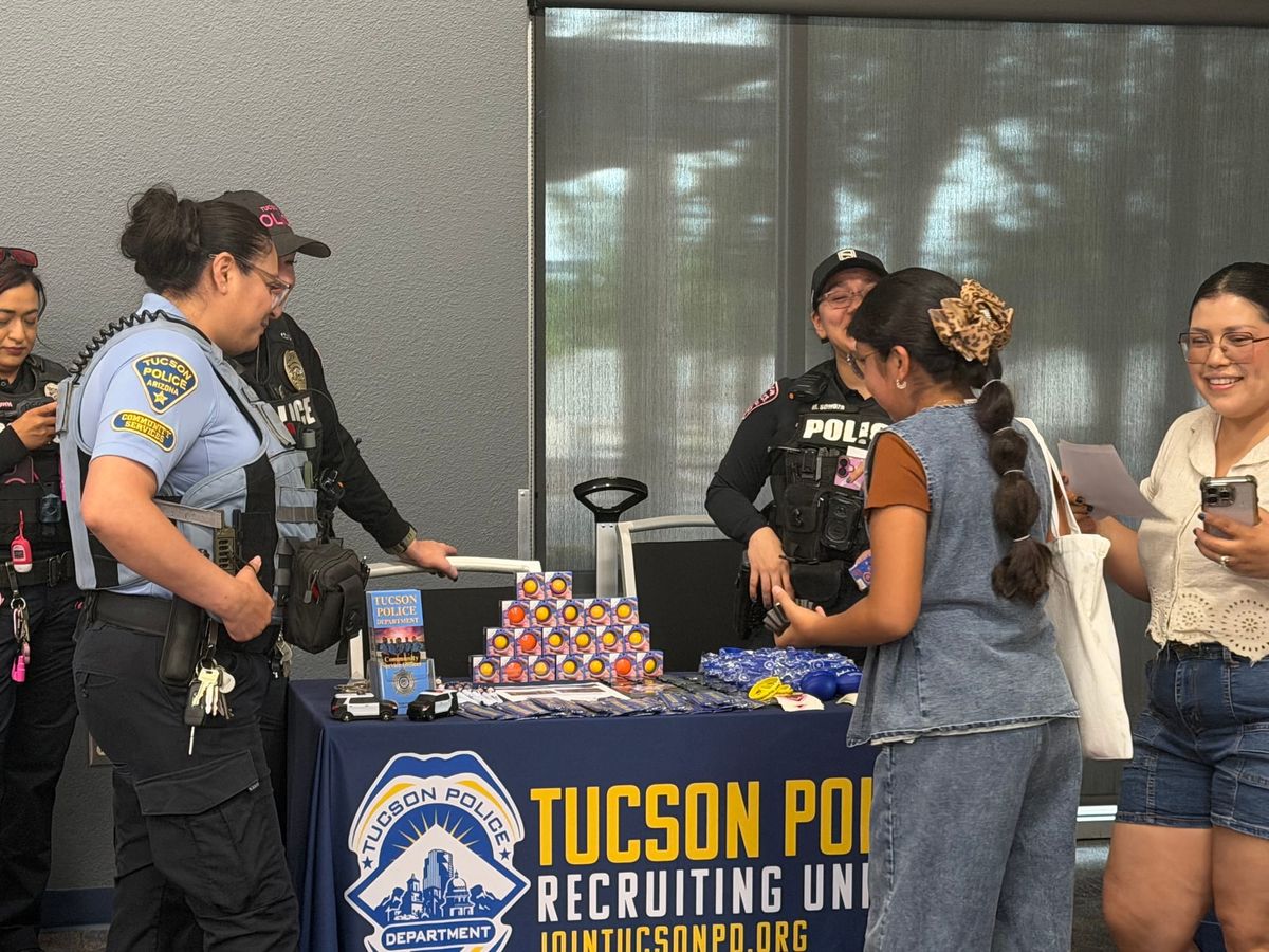 Mini Poderosas forum connects Tucson girls with leaders