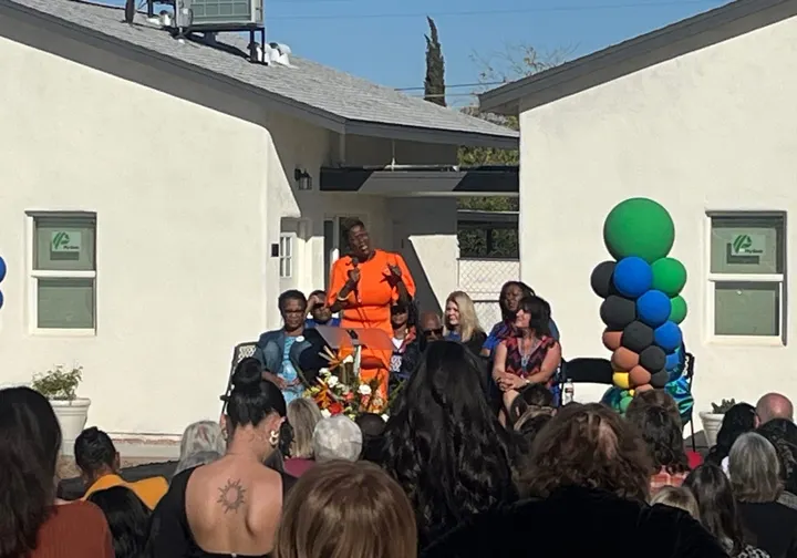 La comunidad celebra la finalización de la primera pequeña aldea de Tucson