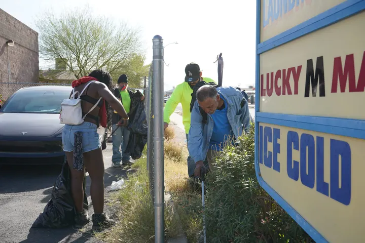 Programa en Sur Tucson empodera a personas sin hogar en paisajismo