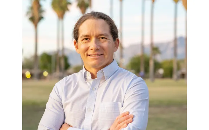 Rockafellow enfoca campaña en vivienda y empleo en Distrito 6