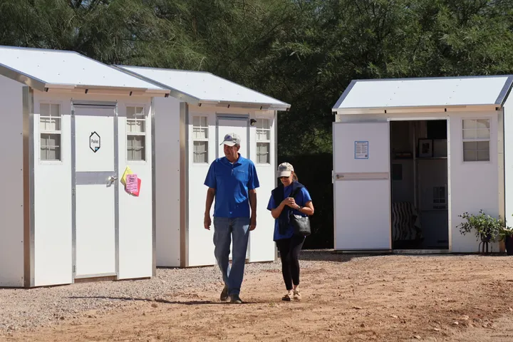 Villa de microcasas trae esperanza a Tucson
