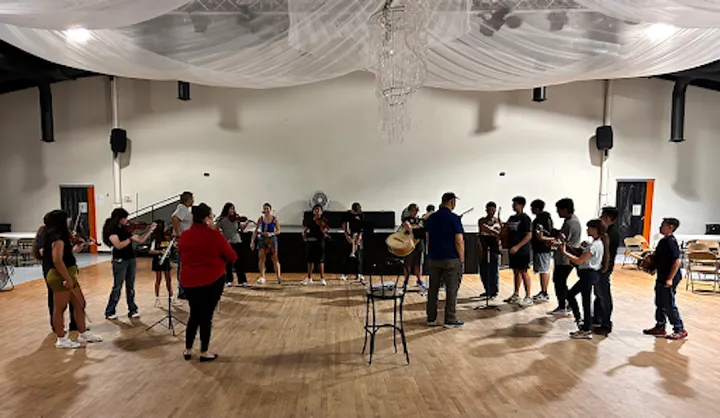 Grupo juvenil de mariachis ingresa al Museo de Músicos