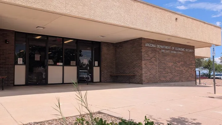 Familias de Cochise County enfrentan demoras de meses en el DES