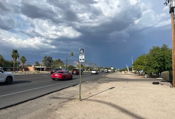 Calor expone falta de sombra en paradas de Tucson