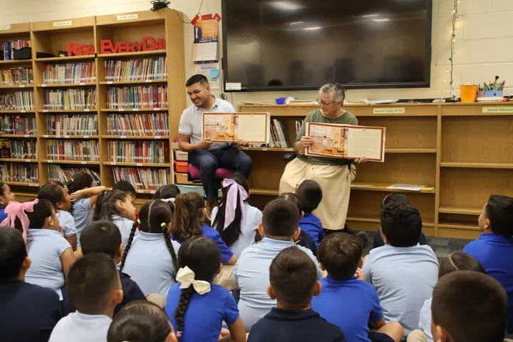 Supervisor de Tucson entrega libros bilingües a alumnos