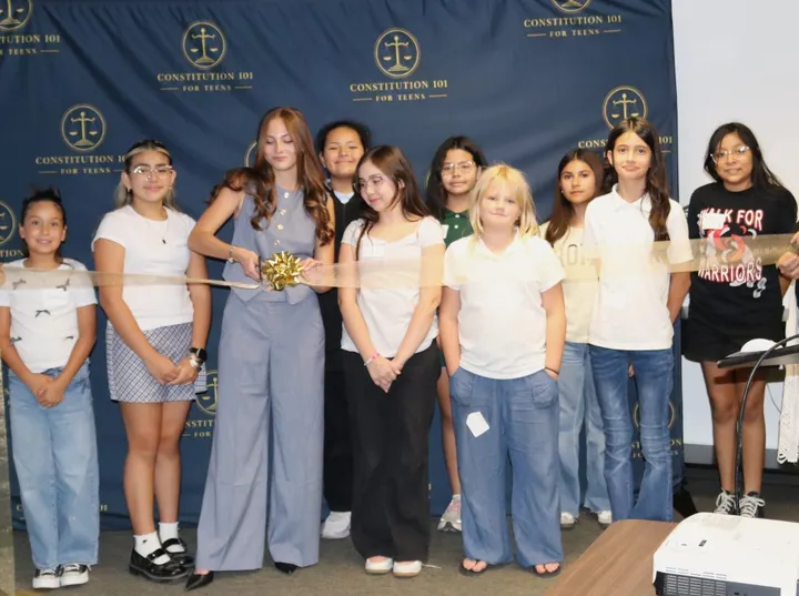 Adolescente de Tucson crea curso gratis sobre la Constitución