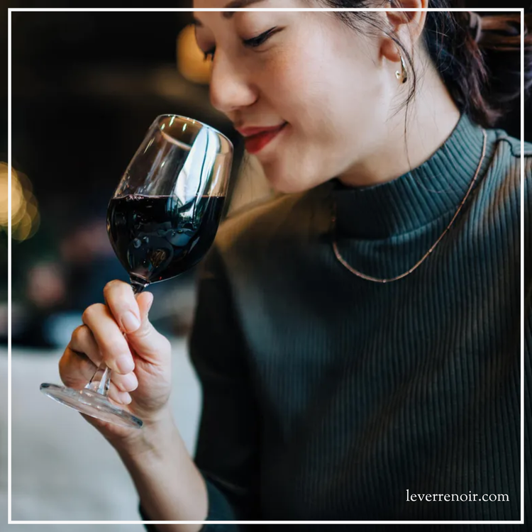 Pourquoi le vin goûte meilleur au resto
