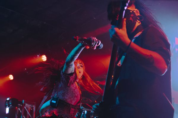 Pretty Metal: The Lady in Red - Vana