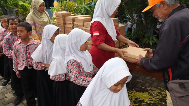 Gratis lunch voor scholieren en zwangere vrouwen van start