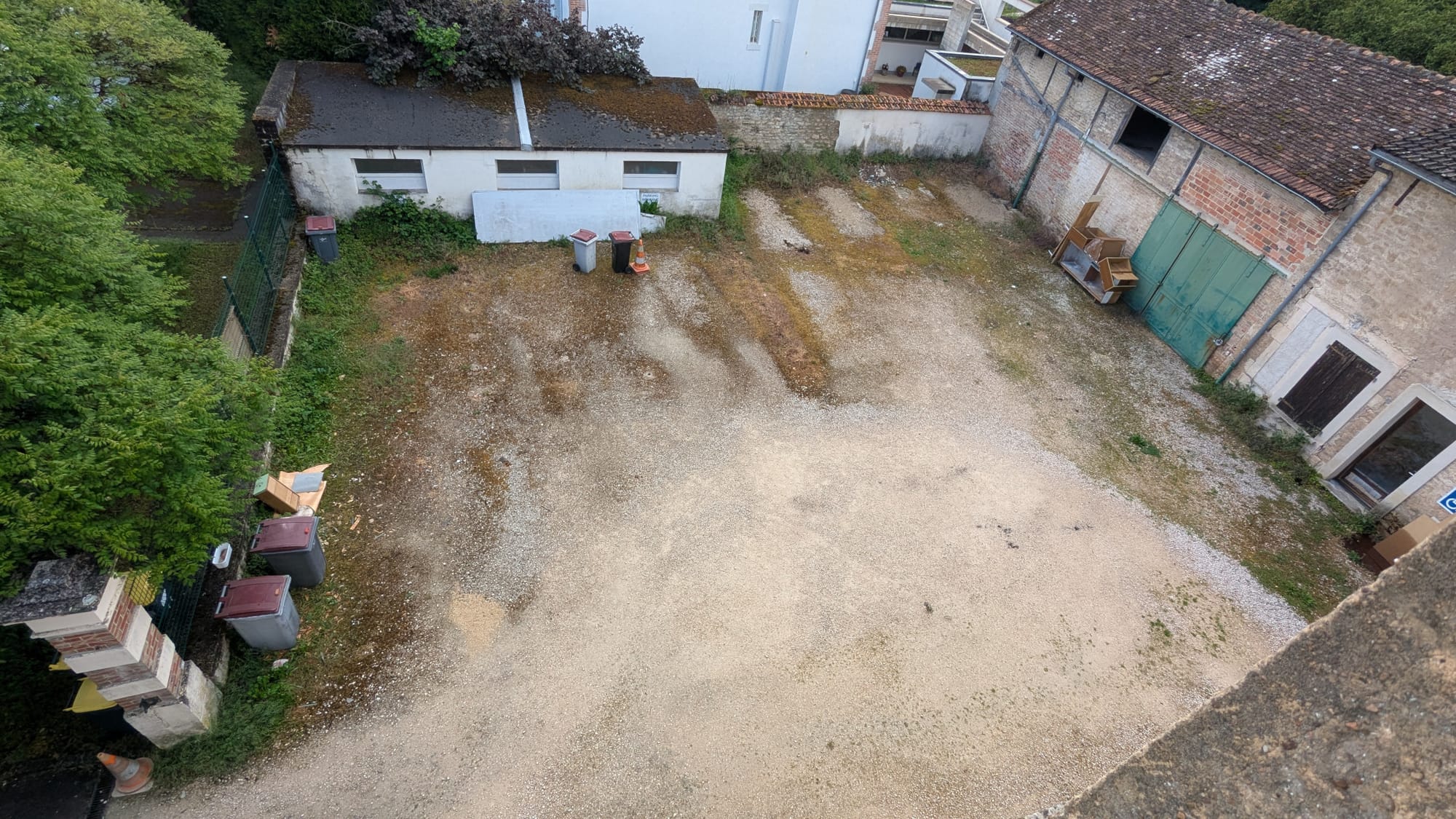 La cour de l'Hôtel de la Gare à Montbard, juin 2026