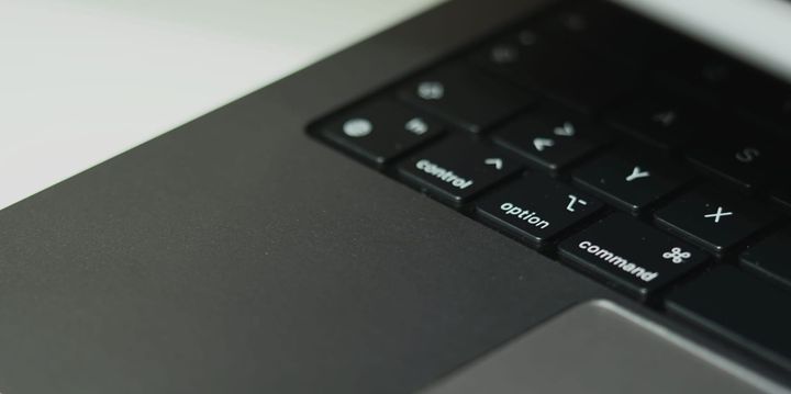 MacBook Pro Tastatur mit den Tasten: "control", "option" und "command".