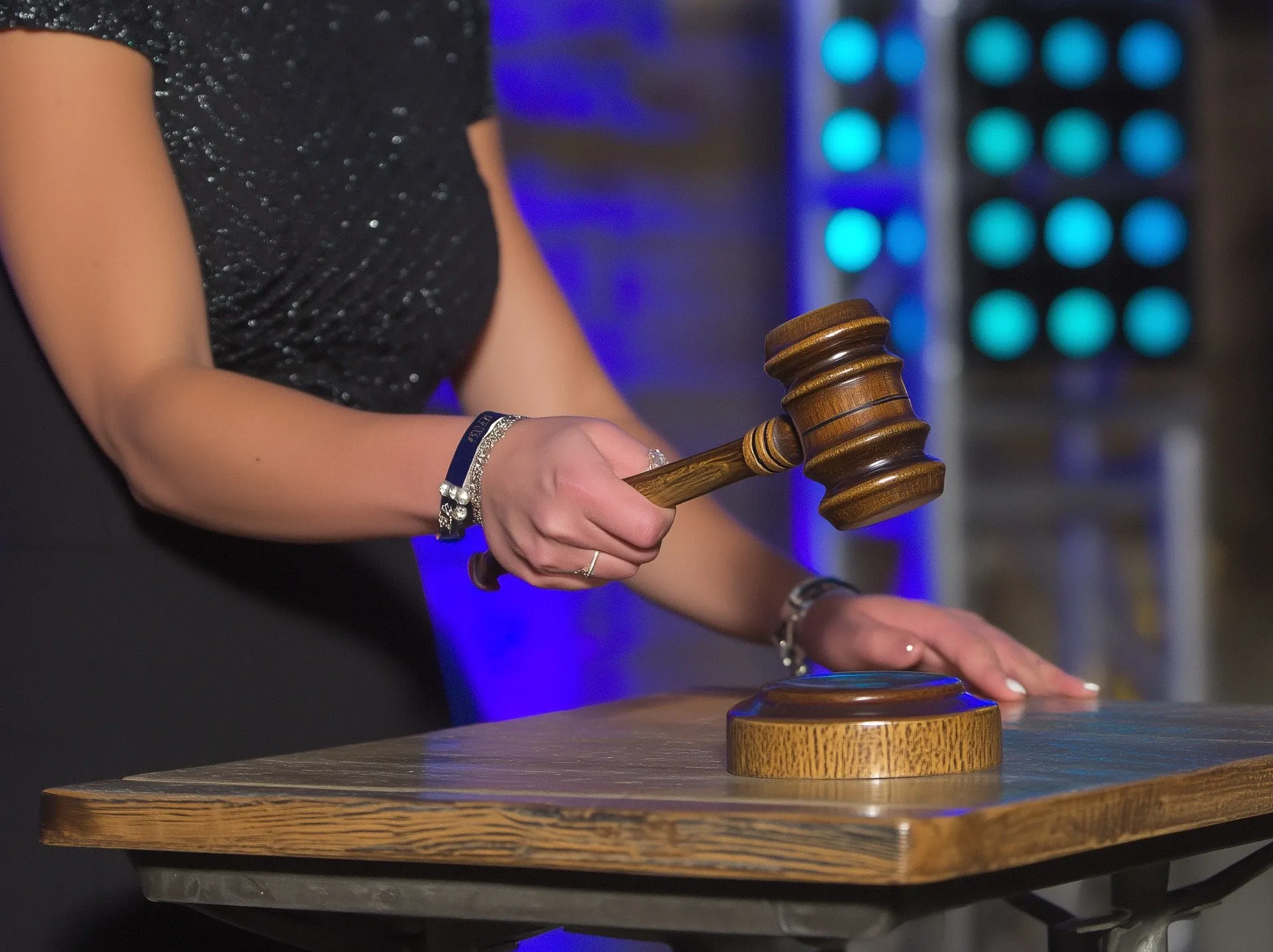 How to Master Live Auction Fundraisers + Sample Timeline