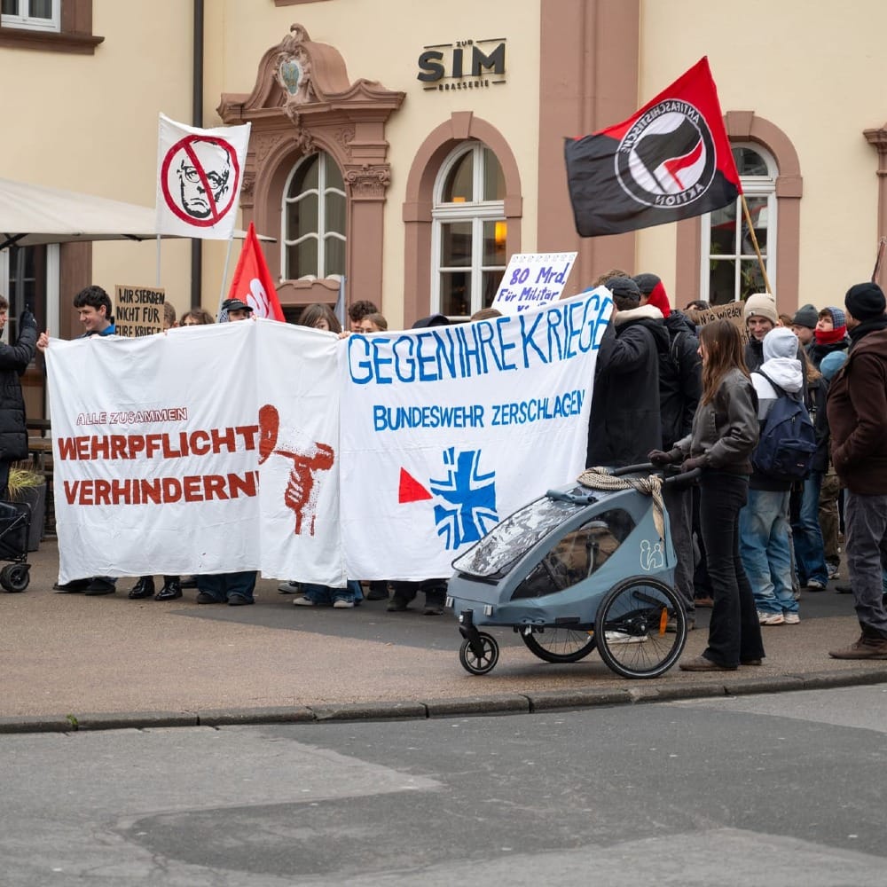 Немецкие школьники против армии: что стоит за протестами и что ­делать родителям