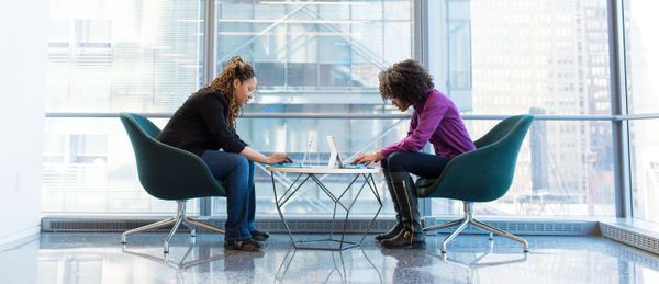 5 funcionalidades que deixam a sua videoconferência mais interativa