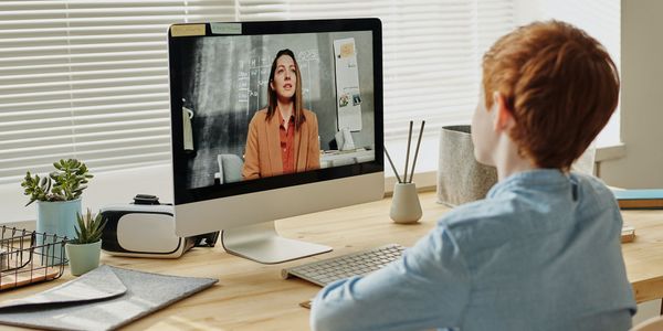 Ensino Híbrido: história, benefícios e modelos práticos