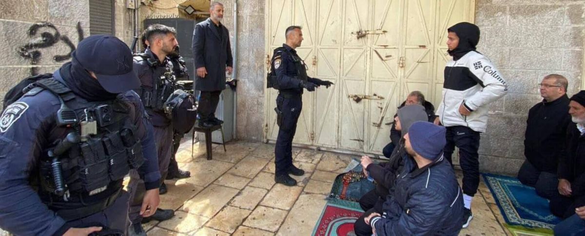 Policía israelí prohíbe a palestinos realizar oraciones en Jerusalén