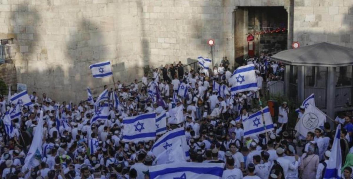 Miles de colonos sionistas participan en la provocativa marcha de la bandera israelí