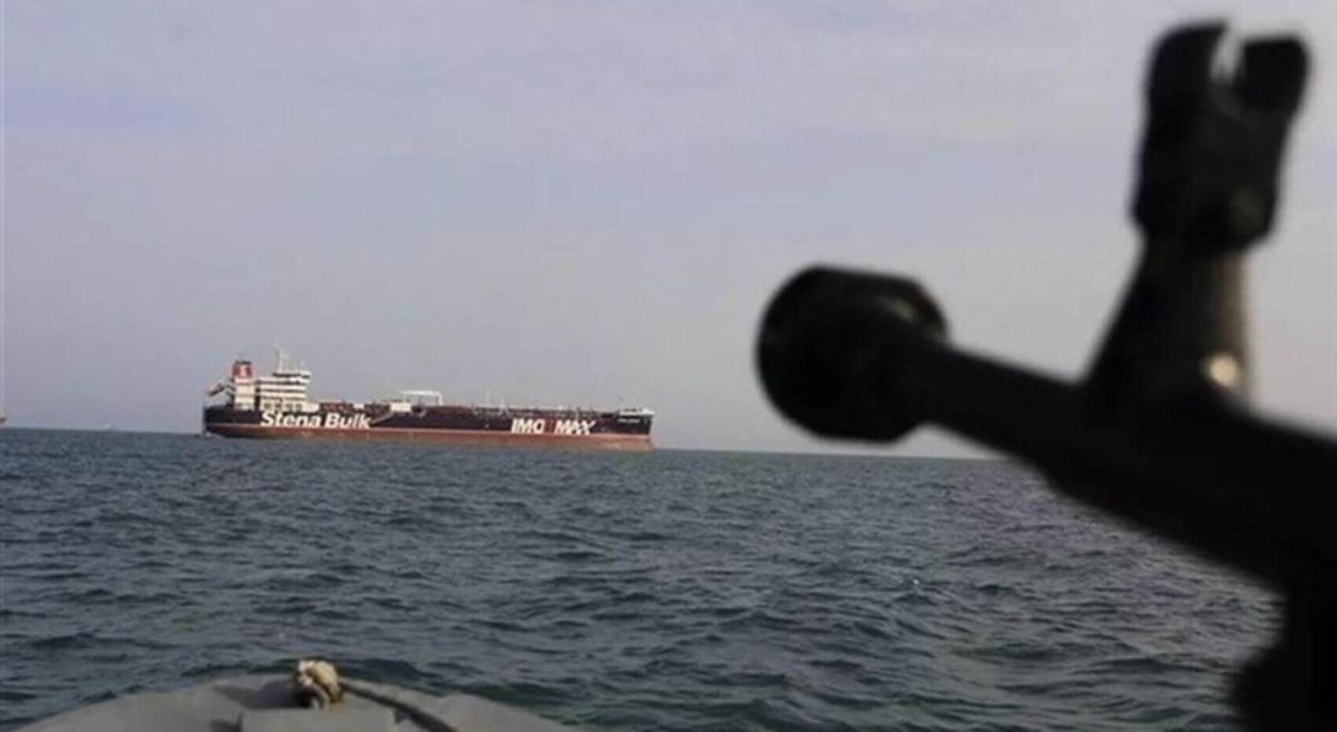 El CGRI paraliza por completo el Estrecho de Ormuz y ataca dos barcos