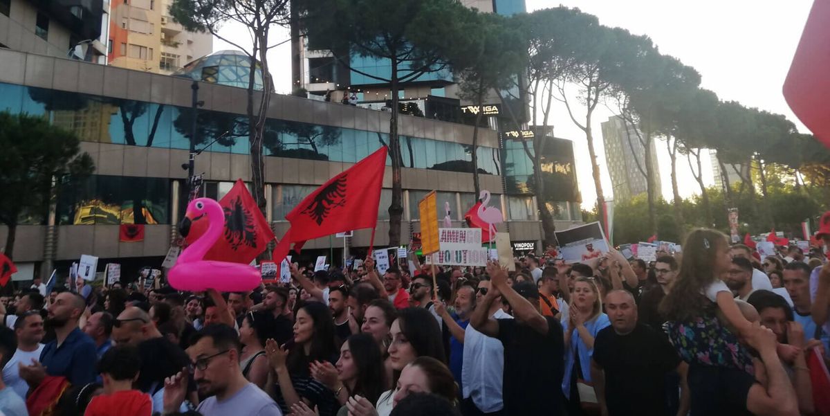 La revolución del flamenco en Albania: anatomía de otra revolución de colores