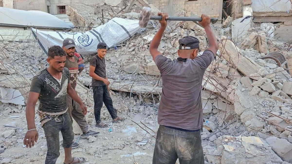 Escarbar entre recuerdos y peligros para asegurar un medio de vida con los escombros de Gaza