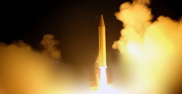 Irán ataca objetivos sionistas-estadounidenses con misiles de una tonelada