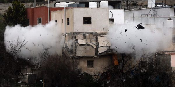 Palestinos heridos y arrestados en redadas israelíes en Cisjordania; derriban un edificio residencial en Tulkarem