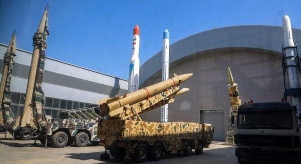 Irán advierte a EE. UU. e Israel: 'El dedo está en el gatillo'; paso en el Estrecho de Ormuz depende del alto el fuego