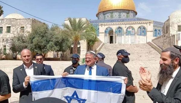 Palestina: Ben Gvir irrumpe en la mezquita de Al-Aqsa e iza la bandera israelí