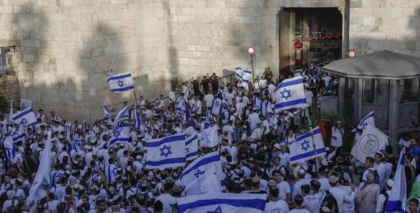 Miles de colonos sionistas participan en la provocativa marcha de la bandera israelí