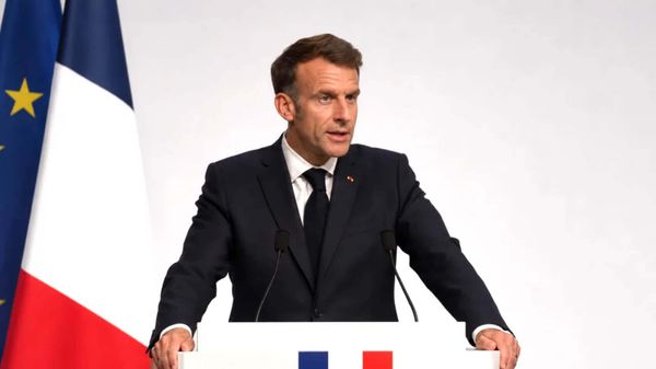 Macron: Ucrania resiste, Rusia se retira
