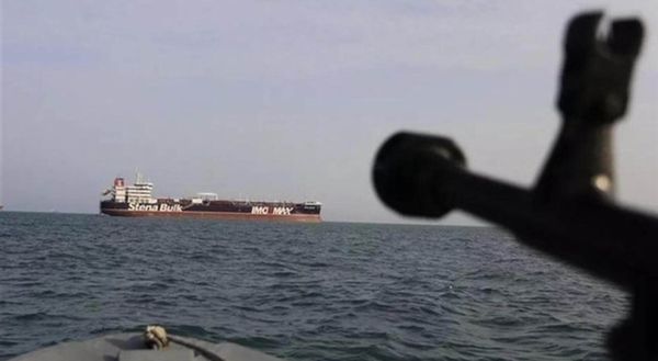 El CGRI paraliza por completo el Estrecho de Ormuz y ataca dos barcos