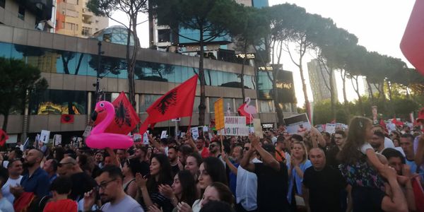 La revolución del flamenco en Albania: anatomía de otra revolución de colores