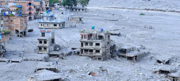 Cuando la montaña se derrumbó: Los detalles de la inundación más mortífera del Himalaya en Nepal