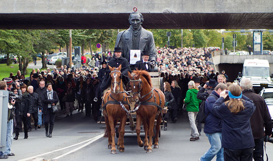 Hans-Christian-Anderson-statue-Odense