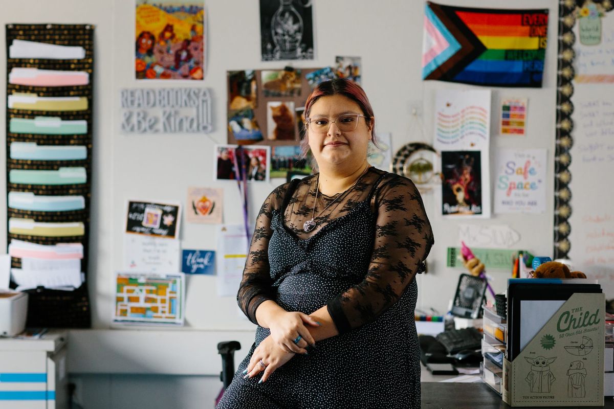Daniela Silva Álvarez sentada cerca del escritorio en su salón de clases en Lynwood, California, el 4 de marzo de 2026. Foto de Stella Kalinina para The Fault Line.